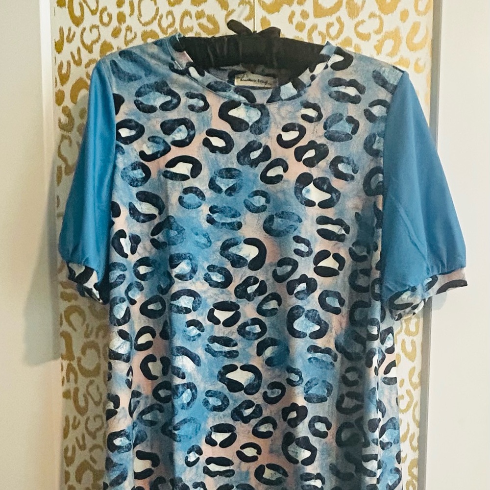 NWT🎁 GIFT IDEA! Blue & black leopard print A-line top. Too glam to be a T-shirt.